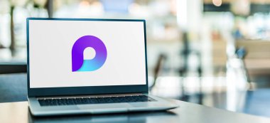 POZNAN, POL - SEP 8, 2022: Microsoft tarafından çevrimiçi işbirliği platformu olan Microsoft Loop 'un logosunu gösteren dizüstü bilgisayar