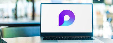 POZNAN, POL - SEP 8, 2022: Microsoft tarafından çevrimiçi işbirliği platformu olan Microsoft Loop 'un logosunu gösteren dizüstü bilgisayar