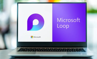 POZNAN, POL - SEP 8, 2022: Microsoft tarafından çevrimiçi işbirliği platformu olan Microsoft Loop 'un logosunu gösteren dizüstü bilgisayar