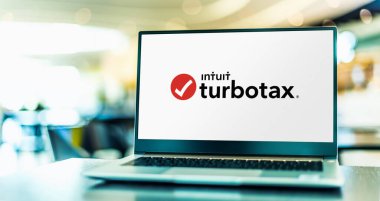 POZNAN, POL - SEP 13, 2022: Intuit tarafından üretilen ve Amerikan gelir vergisi iadelerinin hazırlanmasına yönelik bir yazılım paketi olan TurboVerx 'in logosunu gösteren dizüstü bilgisayar.