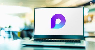 POZNAN, POL - SEP 8, 2022: Microsoft tarafından çevrimiçi işbirliği platformu olan Microsoft Loop 'un logosunu gösteren dizüstü bilgisayar