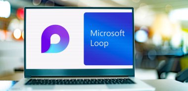 POZNAN, POL - SEP 8, 2022: Microsoft tarafından çevrimiçi işbirliği platformu olan Microsoft Loop 'un logosunu gösteren dizüstü bilgisayar