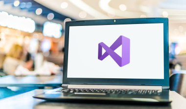 POZNAN, POL - SEP 8, 2022: Microsoft Visual Studio 'nun (IDE) entegre geliştirme ortamı (Microsoft Visual Studio) logosunu gösteren dizüstü bilgisayar