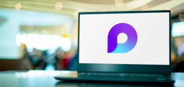 POZNAN, POL - SEP 8, 2022: Microsoft tarafından çevrimiçi işbirliği platformu olan Microsoft Loop 'un logosunu gösteren dizüstü bilgisayar