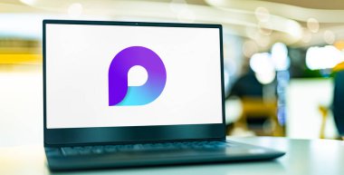 POZNAN, POL - SEP 8, 2022: Microsoft tarafından çevrimiçi işbirliği platformu olan Microsoft Loop 'un logosunu gösteren dizüstü bilgisayar