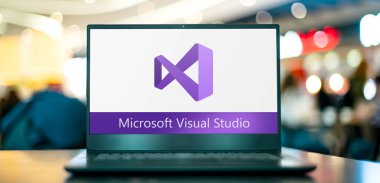 POZNAN, POL - SEP 8, 2022: Microsoft Visual Studio 'nun (IDE) entegre geliştirme ortamı (Microsoft Visual Studio) logosunu gösteren dizüstü bilgisayar