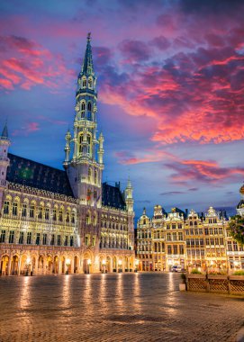 BRÜKSEL, BELGIUM - 20 AUG 2022: Brüksel, Belçika 'daki Grand Place veya Grote Markt mimarisi