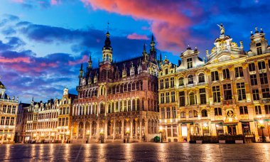 BRÜKSEL, BELGIUM - 20 AUG 2022: Brüksel, Belçika 'daki Grand Place veya Grote Markt mimarisi