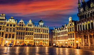 BRÜKSEL, BELGIUM - 20 AUG 2022: Brüksel, Belçika 'daki Grand Place veya Grote Markt mimarisi