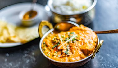 Hint restoranında servis edilen körili tavuk..