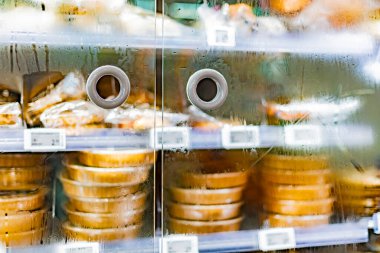 Yiyecek ürünleri ticari bir buzdolabında sergileniyor.