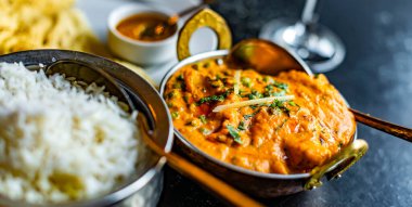 Hint restoranında servis edilen körili tavuk..