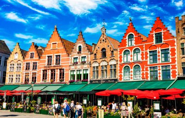 BRUGES, BELGIUM - 22 AUG 2022: Belçika 'nın Flaman Bölgesindeki Bruges' ün tarihi pazar meydanının mimarisi