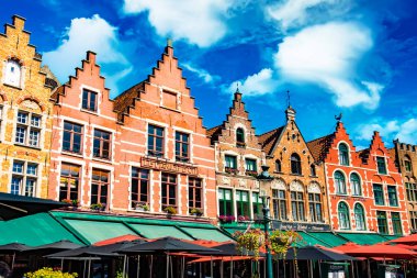 BRUGES, BELGIUM - 22 AUG 2022: Belçika 'nın Flaman Bölgesindeki Bruges' ün tarihi pazar meydanının mimarisi