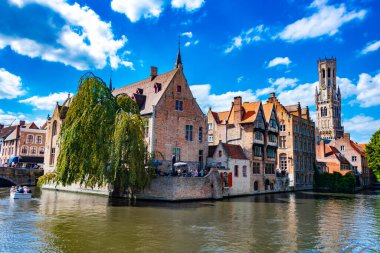 BRUGES, BELGIUM - 22 AUG 2022: Belçika 'nın Flaman Bölgesindeki tarihi Bruges kentinin mimarisi