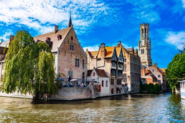 BRUGES, BELGIUM - 22 AUG 2022: Belçika 'nın Flaman Bölgesindeki tarihi Bruges kentinin mimarisi