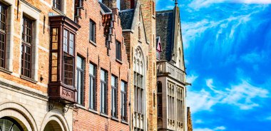 BRUGES, BELGIUM - 22 AUG 2022: Belçika 'nın Flaman Bölgesindeki tarihi Bruges kentinin mimarisi