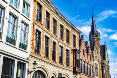 BRUGES, BELGIUM - 22 AUG 2022: Belçika 'nın Flaman Bölgesindeki tarihi Bruges kentinin mimarisi