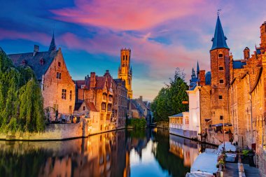 BRUGES, BELGIUM - 22 AUG 2022: Belçika 'nın Flaman Bölgesi' ndeki tarihi Bruges kentinin mimarisi, gün batımından sonra