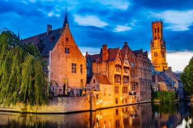 BRUGES, BELGIUM - 22 AUG 2022: Belçika 'nın Flaman Bölgesi' ndeki tarihi Bruges kentinin mimarisi, gün batımından sonra