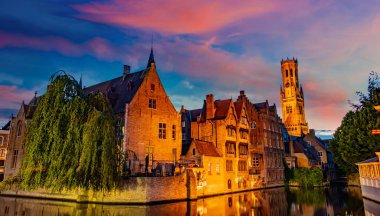 BRUGES, BELGIUM - 22 AUG 2022: Belçika 'nın Flaman Bölgesi' ndeki tarihi Bruges kentinin mimarisi, gün batımından sonra