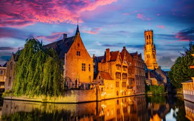 BRUGES, BELGIUM - 22 AUG 2022: Belçika 'nın Flaman Bölgesi' ndeki tarihi Bruges kentinin mimarisi, gün batımından sonra