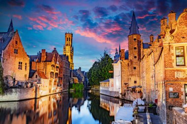 BRUGES, BELGIUM - 22 AUG 2022: Belçika 'nın Flaman Bölgesi' ndeki tarihi Bruges kentinin mimarisi, gün batımından sonra