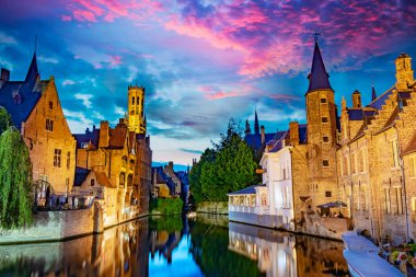 BRUGES, BELGIUM - 22 AUG 2022: Belçika 'nın Flaman Bölgesi' ndeki tarihi Bruges kentinin mimarisi, gün batımından sonra