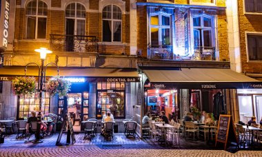 LEUVEN, BELGIUM - 25 AUG 2022: Belçika 'nın Flaman Bölgesi' ndeki eski Leuven kasabasındaki restoranlar