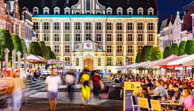 LEUVEN, BELGIUM - 25 AUG 2022: Belçika 'nın Flaman Bölgesi' ndeki eski Leuven kasabasındaki restoranlar
