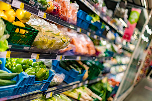 GHENT, BELGIUM - AUG 24, 2022: Свежие овощи отображаются в супермаркете