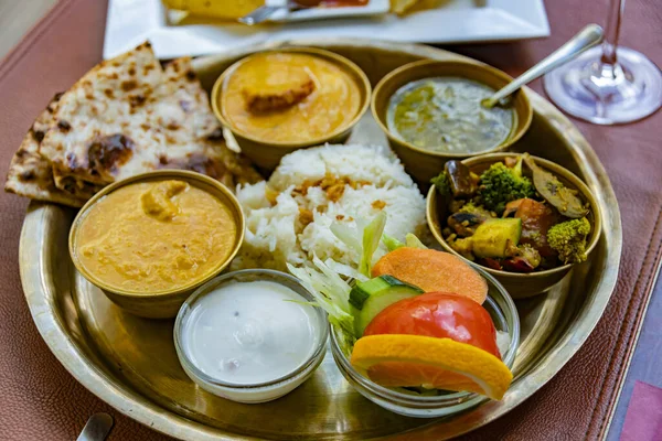 Vegetarisches Thali Nordindischen Stil Serviert Einem Restaurant — Stockfoto