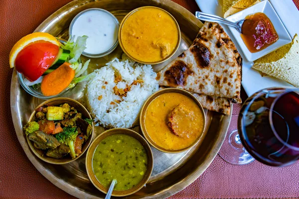 North Indian Styl Wegetariański Thali Serwowane Restauracji — Zdjęcie stockowe