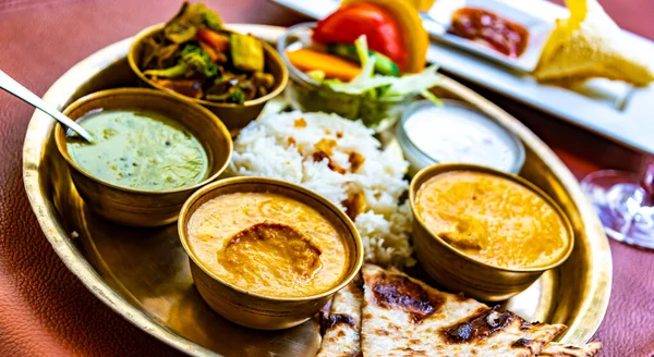 Вегетаріанська Талі Північно Індійського Стилю Подається Ресторані — стокове фото