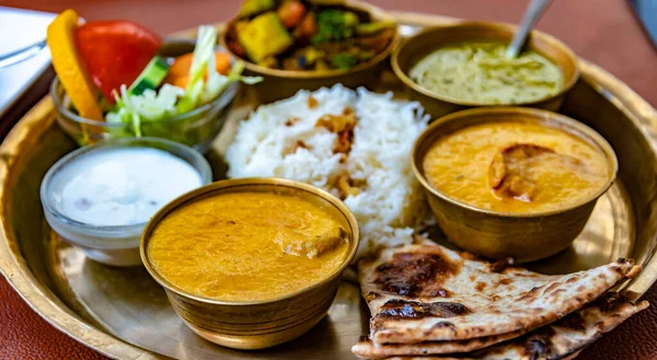 North Indian Estilo Vegetariano Thali Servido Restaurante — Fotografia de Stock