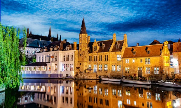 布鲁塞尔 比利时 2022年8月22日 比利时佛兰德地区历史性城市布鲁日的建筑 日落后 — 图库照片