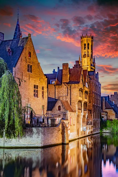 布鲁塞尔 比利时 2022年8月22日 比利时佛兰德地区历史性城市布鲁日的建筑 日落后 — 图库照片
