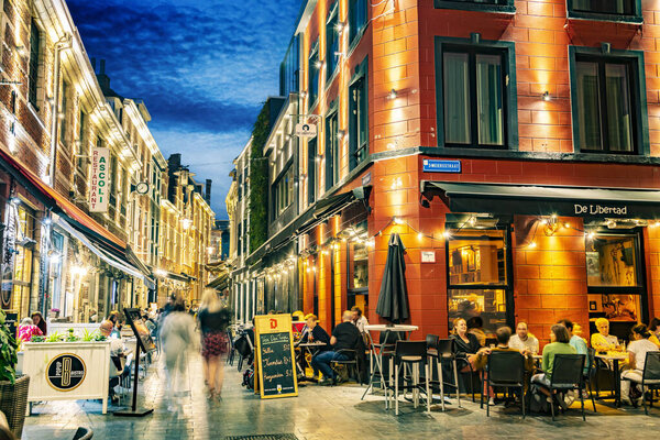 LEUVEN, BELGIUM - AUG 25, 2022: Рестораны в старом городе Лёвен, во Фламандском регионе Бельгии, в ночное время