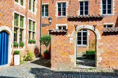 Belçika 'nın Flaman Bölgesindeki Büyük Leuven Beguinage' ın Tarihi Mimarisi