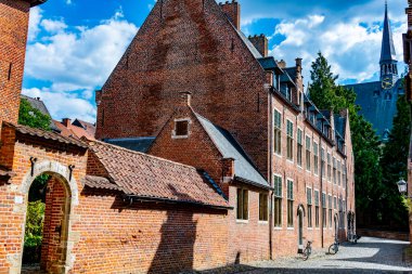 Belçika 'nın Flaman Bölgesindeki Büyük Leuven Beguinage' ın Tarihi Mimarisi