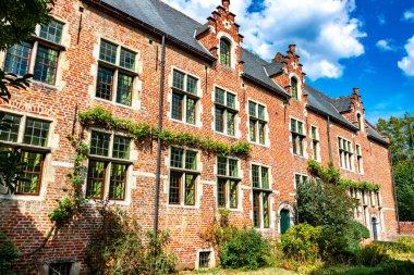 Belçika 'nın Flaman Bölgesindeki Büyük Leuven Beguinage' ın Tarihi Mimarisi