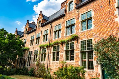 Belçika 'nın Flaman Bölgesindeki Büyük Leuven Beguinage' ın Tarihi Mimarisi