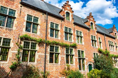 Belçika 'nın Flaman Bölgesindeki Büyük Leuven Beguinage' ın Tarihi Mimarisi