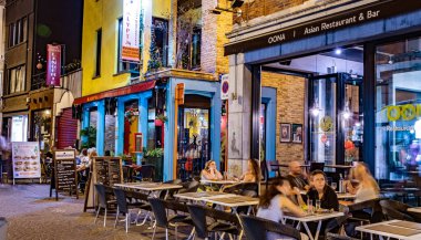 LEUVEN, BELGIUM - 25 AUG 2022: Belçika 'nın Flaman Bölgesi' ndeki eski Leuven kasabasındaki restoranlar