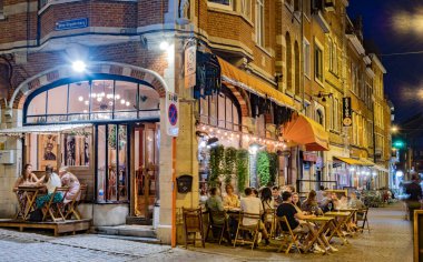 LEUVEN, BELGIUM - 25 AUG 2022: Belçika 'nın Flaman Bölgesi' ndeki eski Leuven kasabasındaki restoranlar