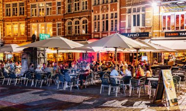 LEUVEN, BELGIUM - 25 AUG 2022: Belçika 'nın Flaman Bölgesi' ndeki eski Leuven kasabasındaki restoranlar