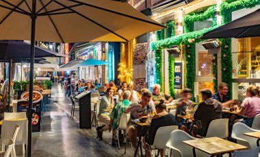 LEUVEN, BELGIUM - 25 AUG 2022: Belçika 'nın Flaman Bölgesi' ndeki eski Leuven kasabasındaki restoranlar
