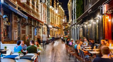 LEUVEN, BELGIUM - 25 AUG 2022: Belçika 'nın Flaman Bölgesi' ndeki eski Leuven kasabasındaki restoranlar