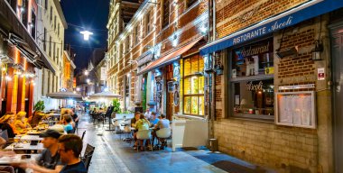 LEUVEN, BELGIUM - 25 AUG 2022: Belçika 'nın Flaman Bölgesi' ndeki eski Leuven kasabasındaki restoranlar
