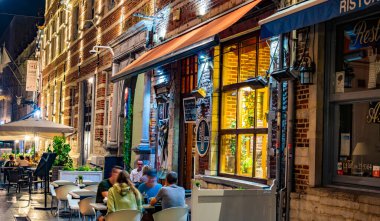 LEUVEN, BELGIUM - 25 AUG 2022: Belçika 'nın Flaman Bölgesi' ndeki eski Leuven kasabasındaki restoranlar